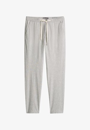 Pantalon décontracté gris clair à cordon de serrage, avec poches avant, jambes droites et texture de tissu doux, présenté sur un fond blanc.
