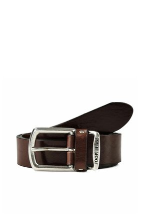 Brauner Ledergürtel, aufgerollt mit einer silbernen rechteckigen Metallschnalle und "JOOP! JEANS" auf der Gürtelschlaufe graviert.