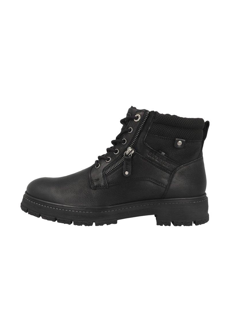 Botín negro de cuero hasta el tobillo con cuello texturizado, cremallera de metal y diseño de cordones. Presenta una suela gruesa para tracción y estabilidad.