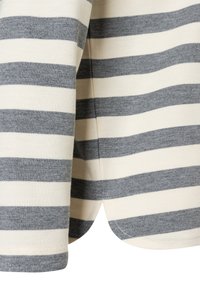 Gestreifter Pullover aus weichem Baumwollstoff, mit abwechselnd cremefarbenen und dunkelgrauen horizontalen Streifen, gerundetem Saum und seitlichem Schlitz.