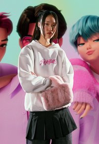 Fehér kapucnis pulóver rózsaszín "SOMABOYS" logóval, rózsaszín műszőrmés táskával kombinálva. A figura fekete pliszírozott szoknyát és szürke nadrágot visel, gradiens háttérrel.