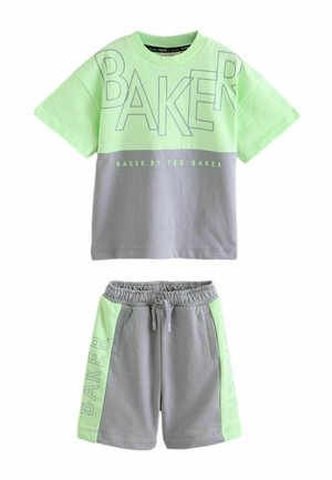 Komplet z krótkim rękawem koszulka i szorty z elastyczną talią w jasnozielonym i szarym kolorze z nadrukiem tekstowym "Baker by Ted Baker" z przodu i po bokach.