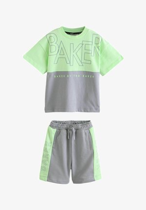 Sæt med kortærmet t-shirt og shorts med elastik i lysegrøn og grå med "Baker by Ted Baker" tekstdesign foran og på siderne.