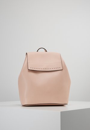 Reppu pehmeästä vaaleanpunaisesta nahasta, jossa on jäsennelty muotoilu, tasainen yläkansi ja metalliset niitit reunan ympärillä. Varustettu yläkahvalla kantamista varten.