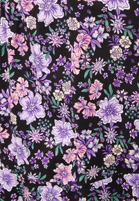 Kukallinen kangas, jossa on suuria violetteja ja vaaleanpunaisia kukkia mustalla taustalla, vihreitä lehtiä ja pieniä kukkaaksentteja ympäriinsä.