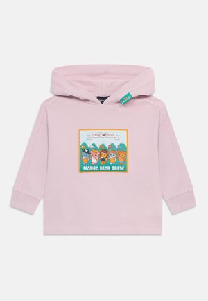 Sweat à capuche rose clair pour tout-petit avec cinq ours dessinés portant des chapeaux bleus et le texte "MANGA BEAR CREW" sur le devant.