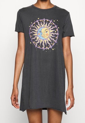 Sukienka t-shirt w kolorze szarym z krótkim rękawem i okrągłym dekoltem, z kolorową grafiką słońca i księżyca otoczoną gwiazdami w okrągłym wzorze.