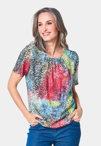 Kurzärmlige Bluse in einem lebhaften mehrfarbigen abstrakten Muster, mit einem runden Halsausschnitt und weichem Stoff mit subtiler Textur.