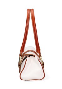 Borsa in pelle bianca con manici e dettagli in pelle marrone. Forma curva, fondo piatto e evidente cucitura lungo i bordi.