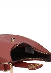 Borsa a tracolla in pelle rossa con texture, dettagli in oro, chiusura con zip e interno spazioso. Include etichetta interna e accenti decorativi.