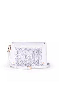Borsa a mano bianca con motivo geometrico nero, dettagli in hardware dorato, chiusura con zip e tracolla regolabile. Superficie texturizzata con una finitura liscia.