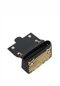 Czarny portfel z złotymi akcentami i teksturowanym wzorem. Posiada komorę na zamek błyskawiczny i zatrzaskowe zapięcie. Udekorowany ozdobnymi detalami.