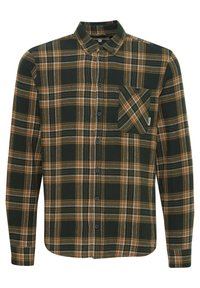 Camisa de cuadros de manga larga con estampado en verde, marrón y blanco, con collar abotonado y un bolsillo en el pecho. Textura de tela suave.