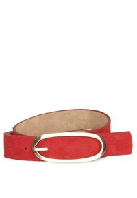 Cinturón de ante rojo con una hebilla de plata suave y redondeada. Presenta una textura suave y bordes acabados, lo que le proporciona una apariencia pulida.