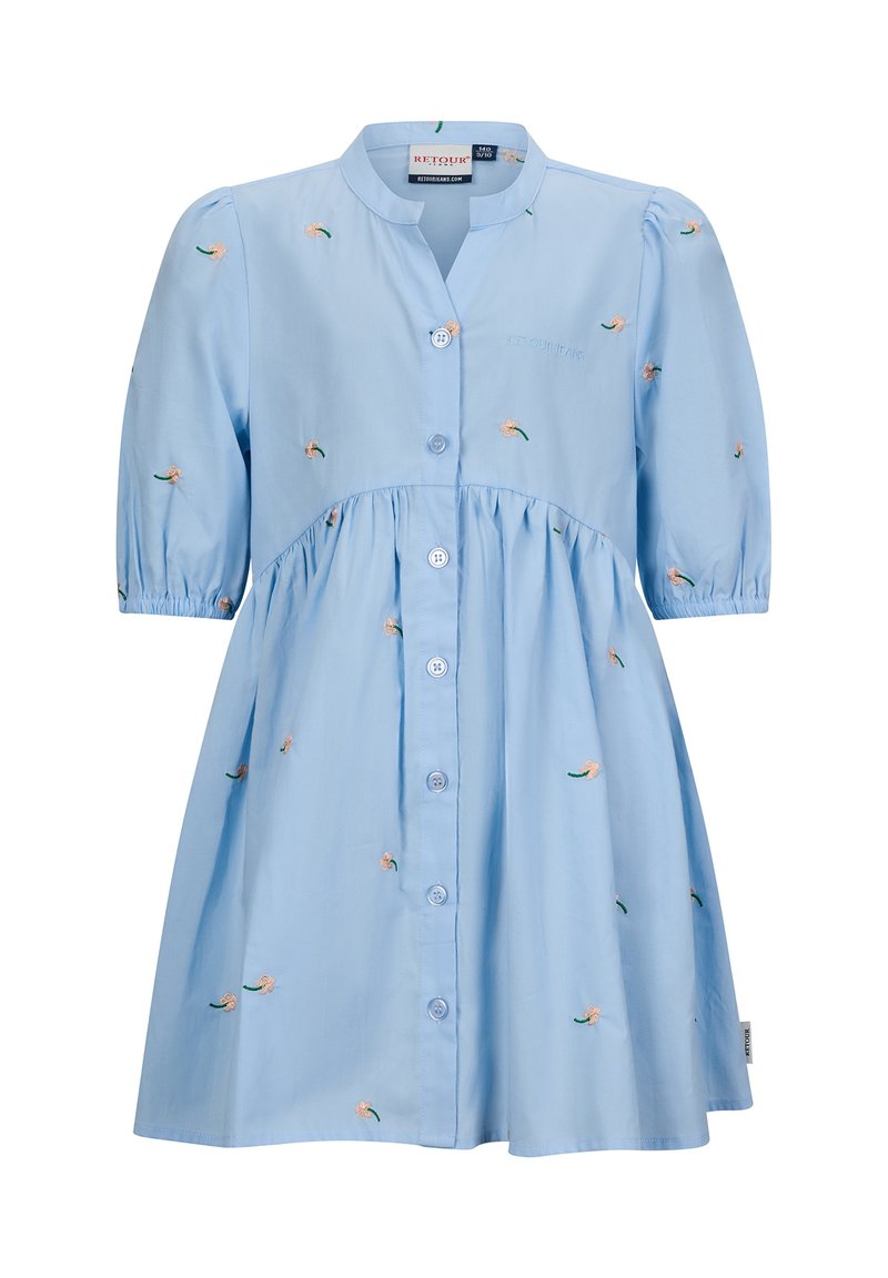 Helles blaues Baumwollkleid mit kurzen Puffärmeln, Knopfleiste und floralen Stickdetails. Das Kleid hat einen taillierten Oberkörper und einen ausgestellten Rock.