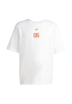 Λευκό T-shirt με κοντά μανίκια, πορτοκαλί αριθμός "05" και λογότυπο με τριφύλλι στο κέντρο του στήθους, στρογγυλή λαιμόκοψη, άνετη γραμμή.