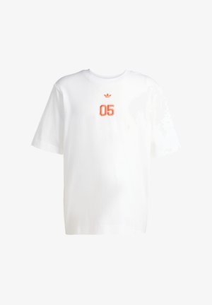 Λευκό T-shirt με κοντά μανίκια, πορτοκαλί αριθμός "05" και λογότυπο με τριφύλλι στο κέντρο του στήθους, στρογγυλή λαιμόκοψη, άνετη γραμμή.