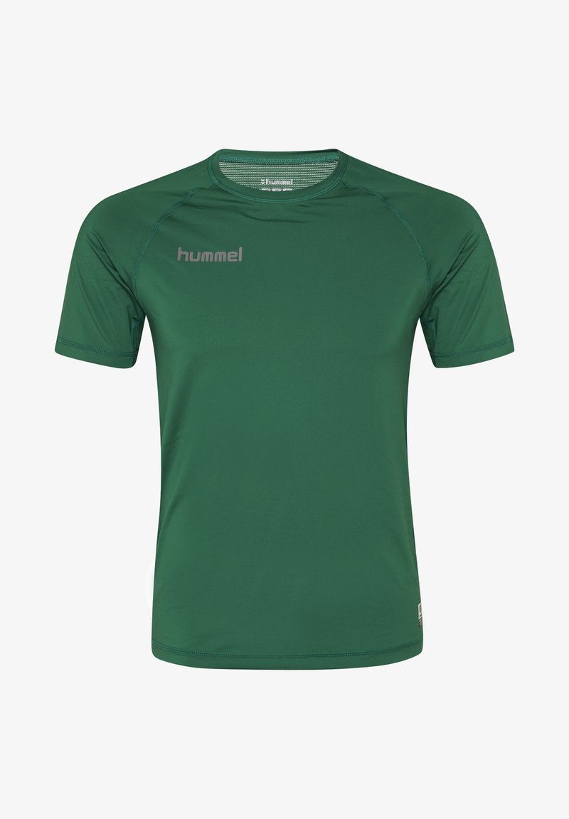 Grøn atletisk t-shirt lavet af let, glat stof med korte ærmer, rund halsudskæring og logo på den øverste venstre side.