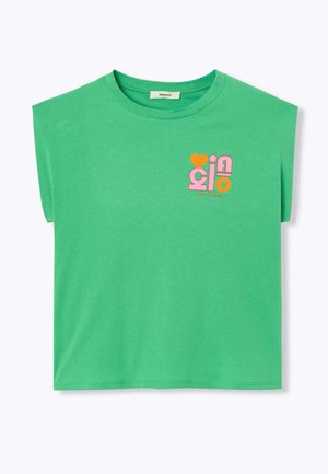 T-shirt vert sans manches avec encolure arrondie, avec un texte rose et orange et un graphisme en forme de cœur portant la mention « l'amour est gentil » sur le côté gauche de la poitrine.