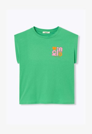 T-shirt vert sans manches avec encolure arrondie, avec un texte rose et orange et un graphisme en forme de cœur portant la mention « l'amour est gentil » sur le côté gauche de la poitrine.