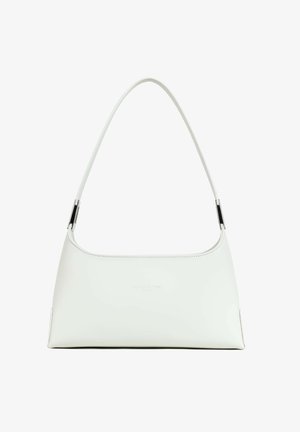 Weiße Lederhandtasche mit einem geschwungenen Schulterriemen, glatter Textur und minimalistischem Design. Verfügt über dezentes Branding auf der Vorderseite.