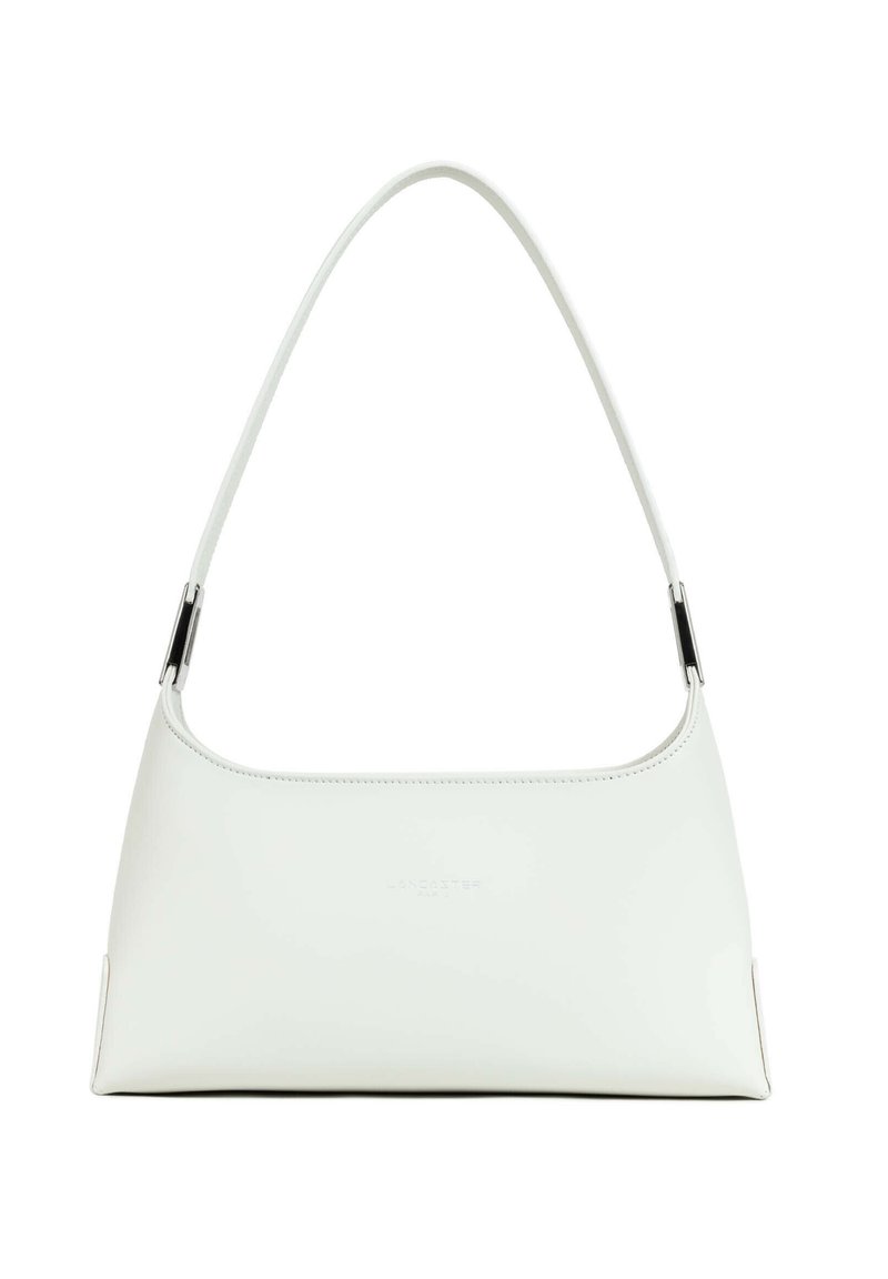 Borsa a mano in pelle bianca con tracolla curva, texture liscia e design minimalista. Presenta un marchio discreto sul davanti.