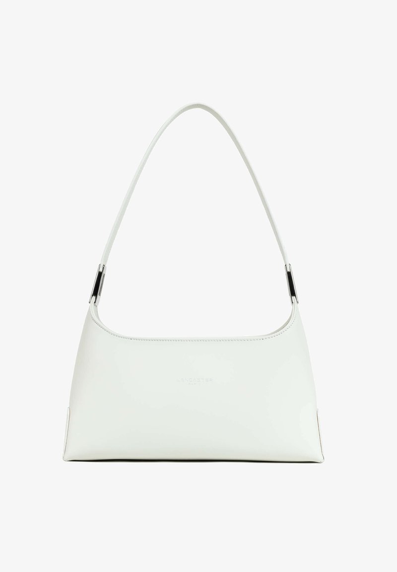 Borsa a mano in pelle bianca con tracolla curva, texture liscia e design minimalista. Presenta un marchio discreto sul davanti.