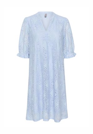 Blauwe kanten jurk met een V-hals, pofmouwen en bloemmotieven. Zachte textuur, knielang en gelaagde ontwerpdetails.