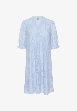 Robe en dentelle bleue avec un col en V, des manches bouffantes et des motifs floraux. Texture douce, longueur genou et détails de conception en couches.