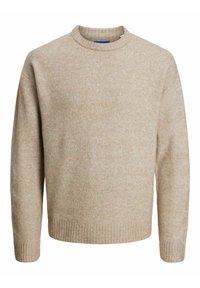 Beiger Strickpullover, Rundhalsausschnitt, lange Ärmel, gerippte Bündchen und Saum, weiche Textur, einheitliche Farbe mit leichten Abweichungen.