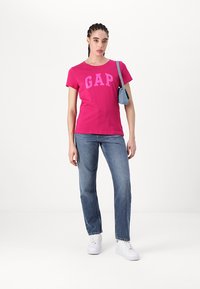 GAP TEE - Marškinėliai su spaudiniu - bright beet