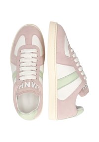 Sneaker in suede rosa chiaro e pelle bianca con una striscia di accentuazione verde, lacci piatti e suola in gomma testurizzata.