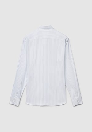 Camicia bianca a maniche lunghe con sottili righe verticali azzurro chiaro, colletto a punta, polsini con bottoni e orlo dritto. Tessuto liscio.