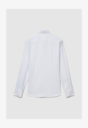 Camicia bianca a maniche lunghe con sottili righe verticali azzurro chiaro, colletto a punta, polsini con bottoni e orlo dritto. Tessuto liscio.