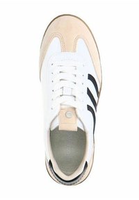 Baskets blanches avec des accents en daim beige, des rayures latérales noires et une semelle en caoutchouc texturée. Comprend un laçage à l'avant et un col matelassé.