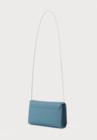 Borsa a mano teal con una superficie liscia, forma rettangolare e una tracolla in metallo argentato. Presenta una chiusura a pattina e un design minimalista.