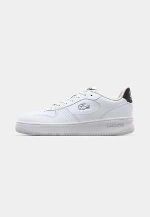 Baltas ādas sporta apavi ar gludu tekstūru, ar apaļu purngalu, auklām priekšpusē un melnu akcentu uz papēža. Redzams Lacoste logotips.