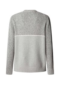 Grauer Strickpullover mit strukturiertem oberen Teil, glattem unteren Teil, gerippten Bündchen und Saum sowie einem horizontalen Akzentstreifen in hellerem Grau.