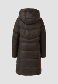 Manteau rembourré marron foncé avec capuche, présentant un design matelassé et des coutures apparentes. Le matériau semble lisse et résistant à l'eau.