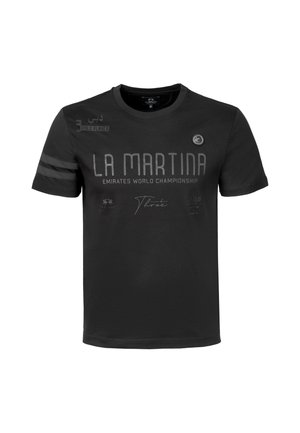Czarny T-shirt z krótkim rękawem i okrągłym dekoltem z napisem „La Martina Emirates World Championship”, z logo i dwoma poziomymi paskami na lewym rękawie.