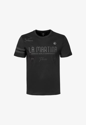 Czarny T-shirt z krótkim rękawem i okrągłym dekoltem z napisem „La Martina Emirates World Championship”, z logo i dwoma poziomymi paskami na lewym rękawie.