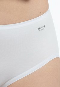 Witte katoenen mix slip met een gladde textuur, voorzien van een logo dat op de tailleband is gedrukt, en een naadloos ontwerp voor comfort.