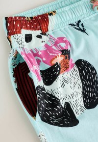 Bavlnené šortky s svetlomodrým pozadím s motívom pandy, farebnými akcentmi a pohodlným dizajnom. Elastický pás pre komfort.