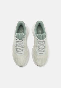 Světle zelené sportovní boty s textured pleteným svrškem, bílou gumovou podrážkou a odpovídajícími tkaničkami. Obsahují polstrovaný límec pro pohodlí.