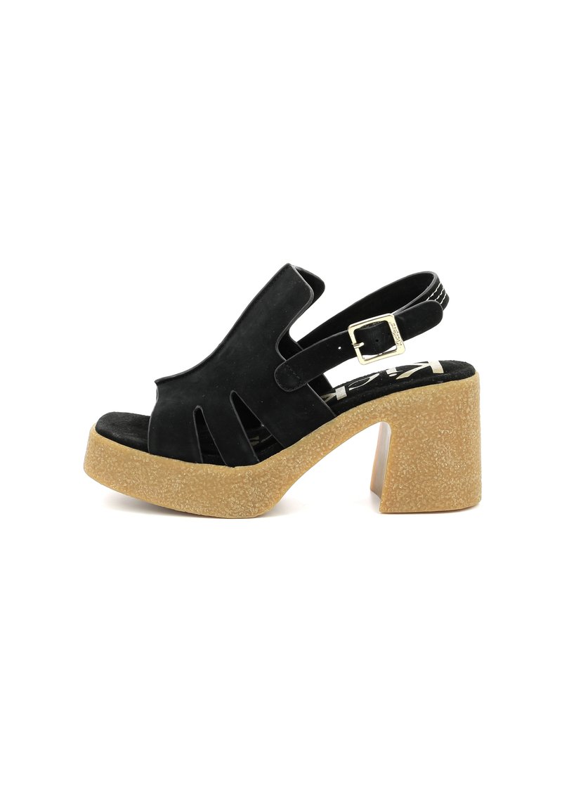 Sandali con plateau in suede nero, con lati aperti, cinturino posteriore con fibbia e tacco a blocco beige texturizzato. Design sagomato e soletta imbottita.