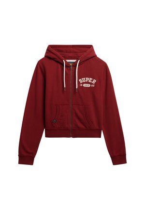 Sweat à capuche rouge zippé avec un cordon de serrage, poches avant et texte imprimé blanc. Fabriqué en tissu doux avec un design court.