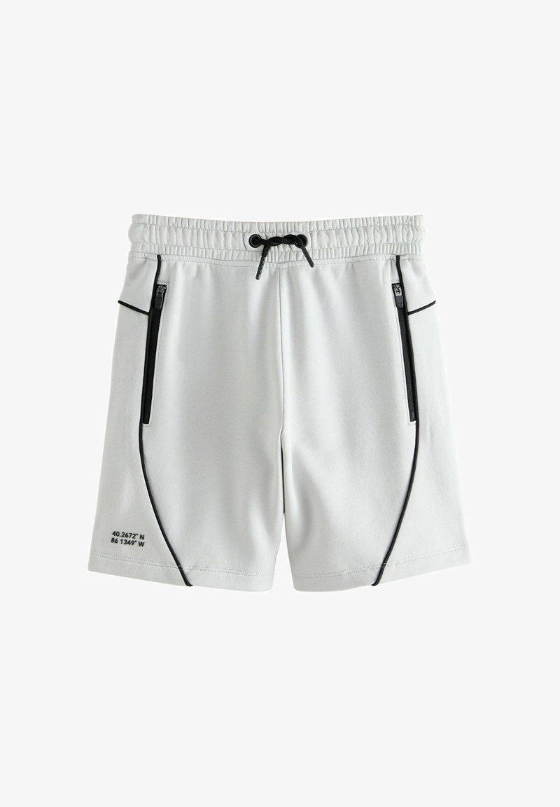 Pantaloni sport gri deschis cu șnur negru, buzunare laterale cu fermoar negru, margini negre și coordonate imprimate pe tivul piciorului stâng.