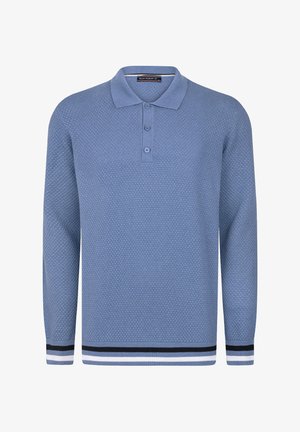 Polo en maille texturée bleu clair à manches longues avec trois boutons, poignets et ourlet rayés noir et blanc, et col classique.
