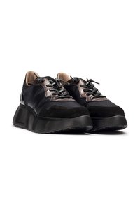 Czarne sneakersy wykonane z teksturowanej zamszowej skóry i gładkiego materiału, z grubą podeszwą, okrągłym noskiem oraz kontrastującymi metalicznymi akcentami na cholewce.