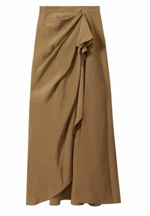 Jupe maxi marron en tissu lisse, présentant des détails drapés et un ourlet asymétrique. Des lignes épurées soulignent le design élégant.